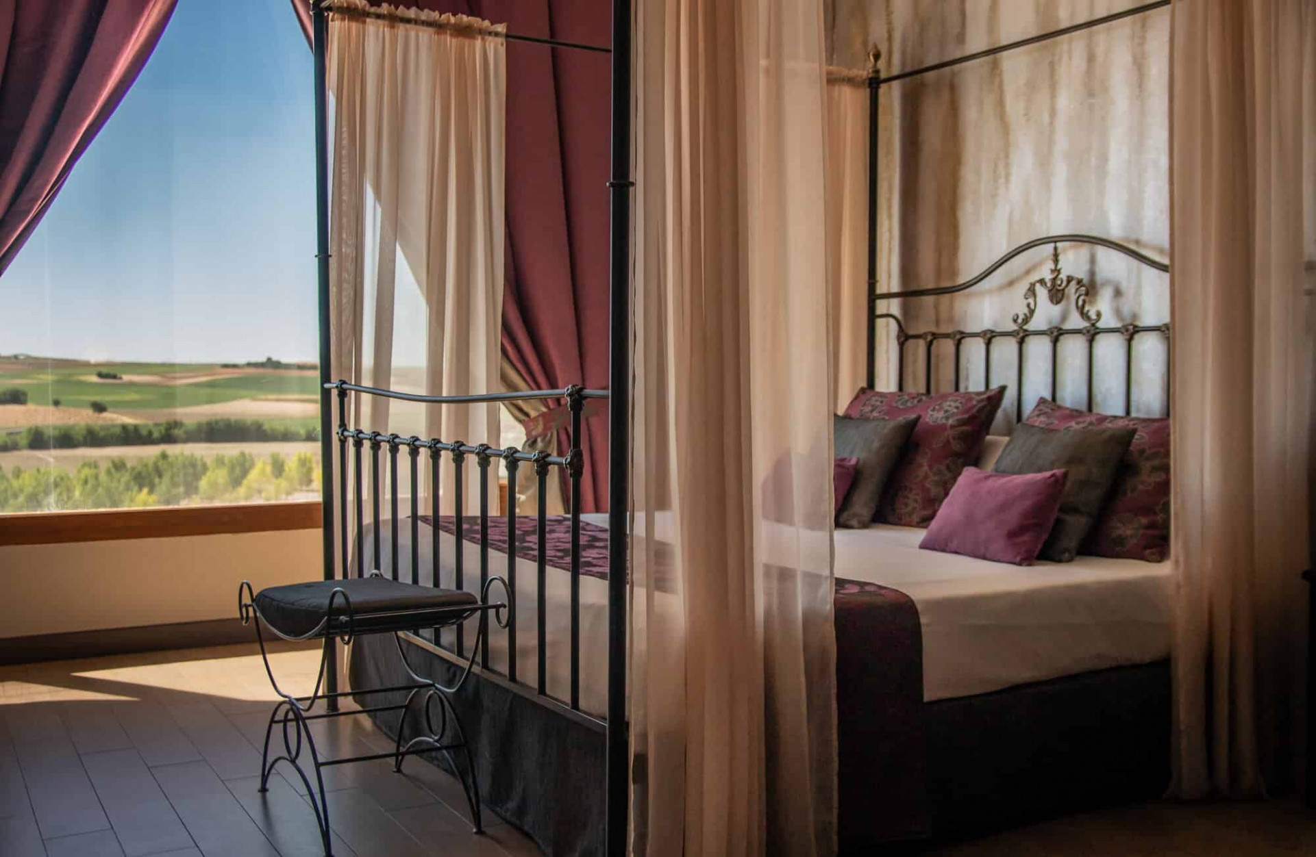 Habitación con vistas a los viñedos en el complejo enoturistic Finca La Estacada 